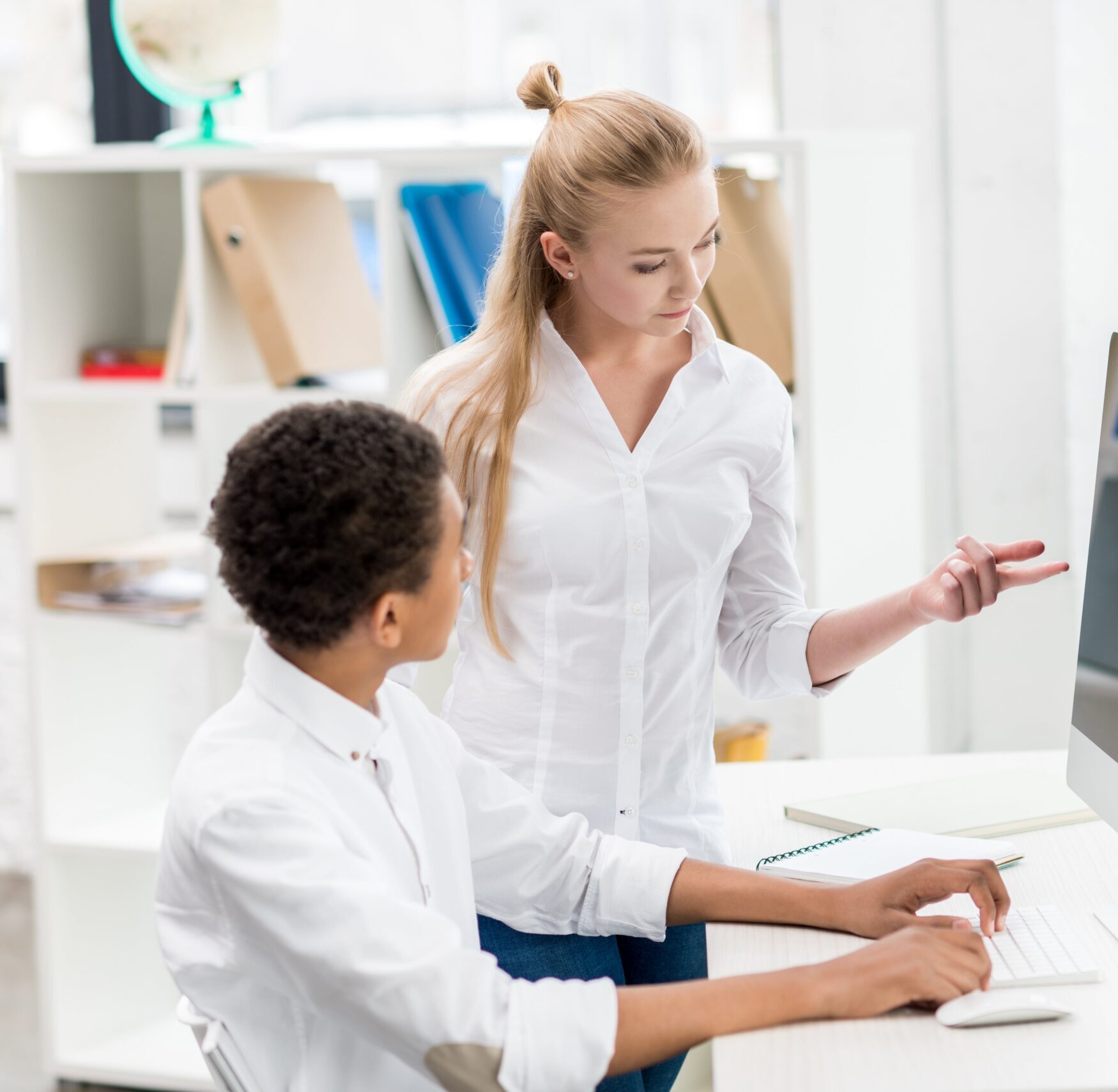 Woman teaching English in a personal coaching session